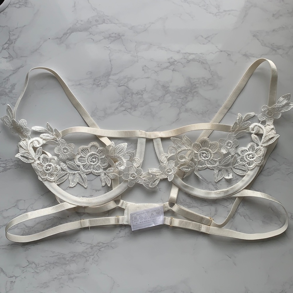 STRAPPY WHITE CUPLESS BRA